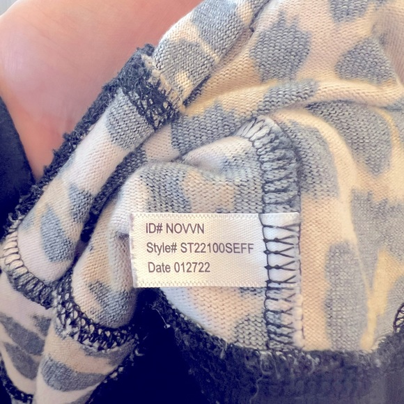 Secret Treasures Short Sleeve Dolman Style Leopard Top Kangaroo Pocket - Size L - Picture 4 of 4